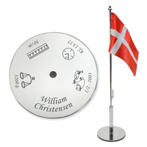 Fødselsdagsflag graveret med navn og fødsels data - Memozz